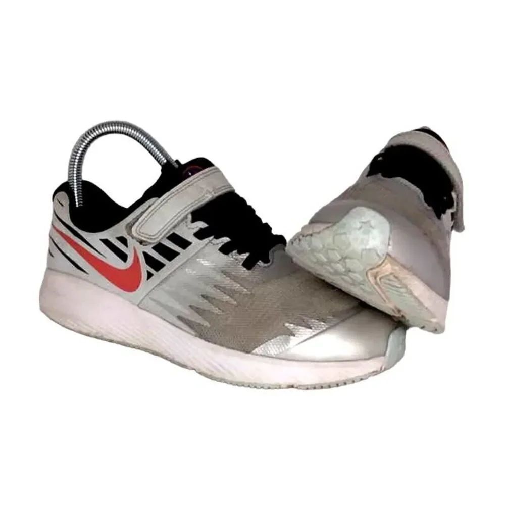 NIKE Star Runner Boy's Pre-owned Silver and Gray Sneakers - sz. 3Y